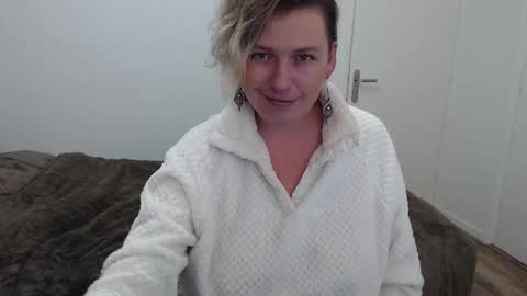 Syl  online show from January 12, 10:15 pm