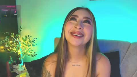 cloe_martinezz_ online show from April 23, 7:38 pm