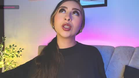 cloe_martinezz_ online show from April 25, 5:10 am