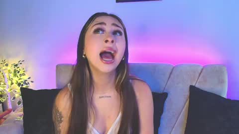 cloe_martinezz_ online show from April 29, 5:17 pm
