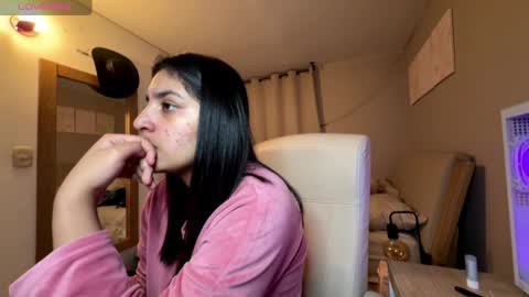 cloe small online show from December 18, 3:12 am