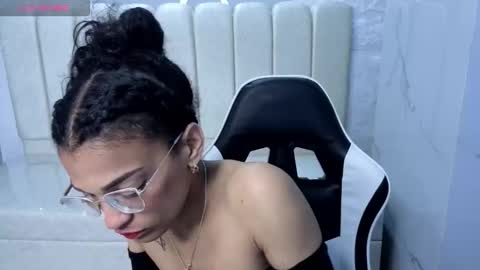 Snapshot of cloe_tx_ chatting on October 11, 3:17 am cloee online show from October 11, 3:17 am