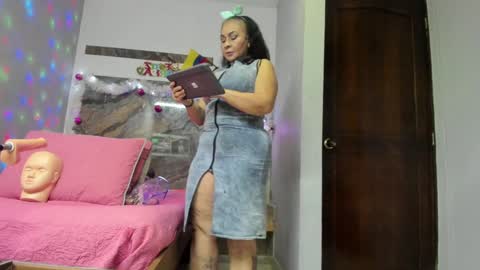CLOE online show from December 19, 10:45 am