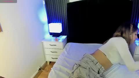 Snapshot of cloey_hs chatting on September 30, 2:00 pm cloey_hs online show from September 30, 2:00 pm
