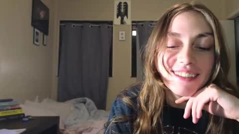 Snapshot of clover_tully chatting on December 25, 9:02 am Clover online show from December 25, 9:02 am