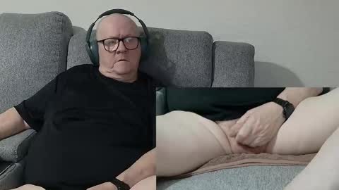 Snapshot of cockneymack51 chatting on November 3, 4:08 pm Charlie. online show from November 3, 4:08 pm