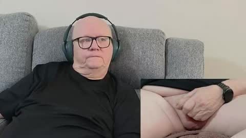 Snapshot of cockneymack51 chatting on November 5, 11:54 am Charlie. online show from November 5, 11:54 am