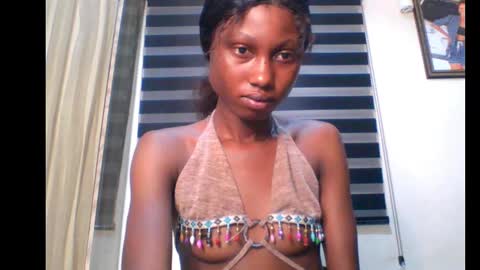 Snapshot of coco_petitqueen chatting on January 22, 7:25 am coco_petitqueen online show from January 22, 7:25 am