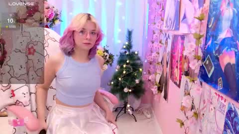 Mia online show from December 3, 3:43 pm