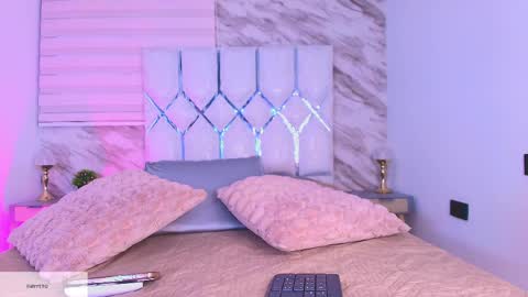 Snapshot of colett_hall chatting on April 15, 12:01 pm colett online show from April 15, 12:01 pm