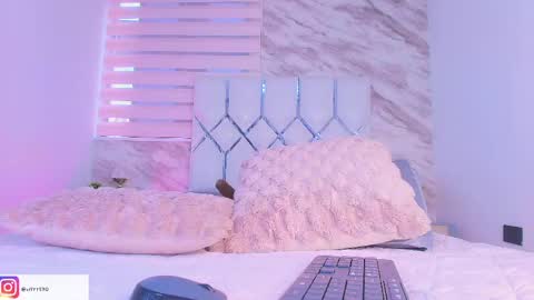 Snapshot of colett_hall chatting on April 27, 12:03 pm colett online show from April 27, 12:03 pm