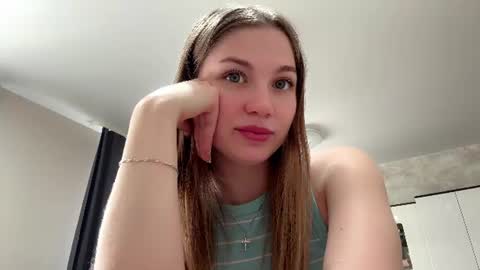Snapshot of coletteyett chatting on June 10, 9:52 am Emilia online show from June 10, 9:52 am