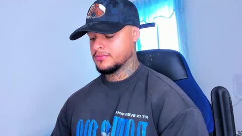 colin_fox1 online show from March 29, 5:35 pm