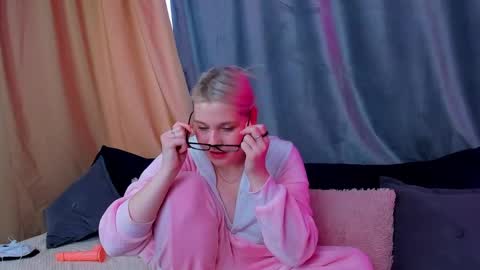 Snapshot of colleen_blake chatting on December 7, 7:38 am Collen Mon Tue Wed Thu Fri GMT 3 0300am - 0900am online show from December 7, 7:38 am