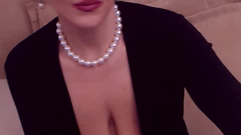 Snapshot of college_dream_bbw chatting on January 13, 4:29 am Maddison online show from January 13, 4:29 am