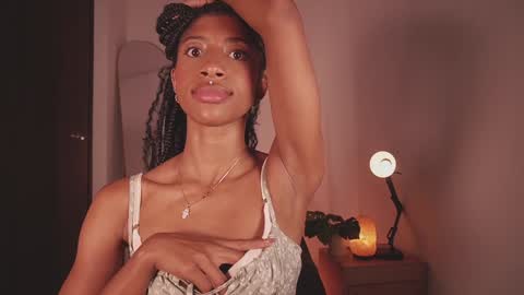 Snapshot of connie_west0 chatting on December 18, 1:37 am independent model online show from December 18, 1:37 am