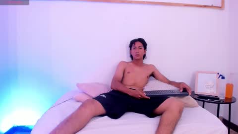 Snapshot of connorsmith__ chatting on December 19, 12:06 am Connor online show from December 19, 12:06 am