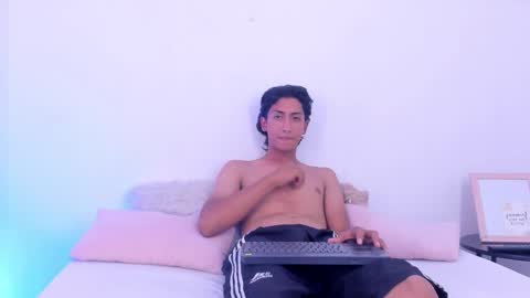 Snapshot of connorsmith__ chatting on December 20, 12:07 am Connor online show from December 20, 12:07 am