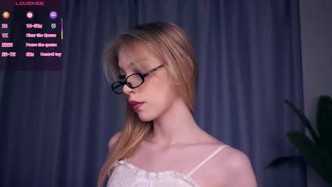 Snapshot of constanceglascov chatting on November 2, 6:16 am Hello im Sofia Welcme to my room .More hugs and kiss for you online show from November 2, 6:16 am