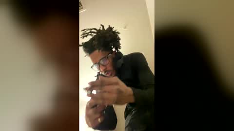 Snapshot of convertibl chatting on January 8, 4:37 am convertibl online show from January 8, 4:37 am