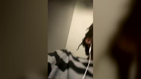 Snapshot of convertibl chatting on April 4, 4:44 am convertibl online show from April 4, 4:44 am