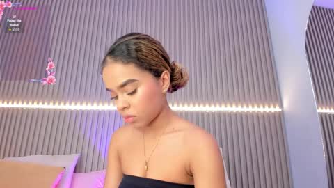 coralineross_ online show from October 2, 10:55 am