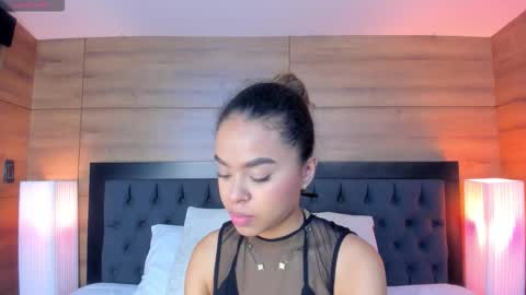 coralineross_ online show from January 8, 10:39 am