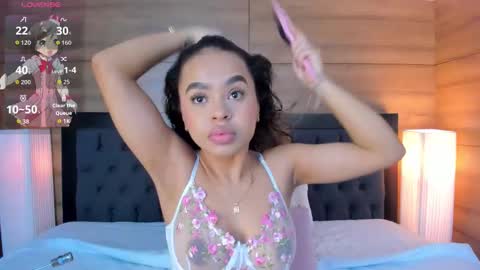 coralineross_ online show from February 3, 12:43 pm