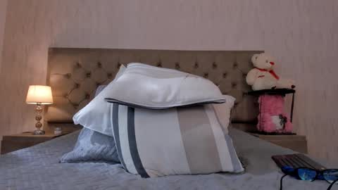 corinabrown_ online show from February 6, 2:58 pm