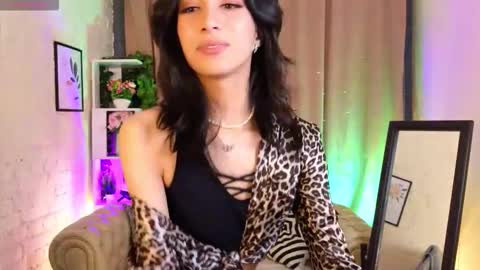 Snapshot of cornelia_bright chatting on September 15, 10:32 pm Leya online show from September 15, 10:32 pm