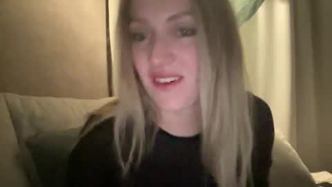 cosmo_blondiee online show from September 20, 7:04 pm