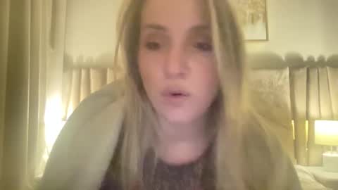 cosmo_blondiee online show from September 23, 7:06 pm