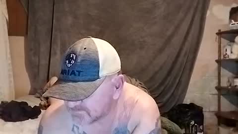 Snapshot of couple_pleaser1 chatting on February 26, 3:53 am Ieathairytacos online show from February 26, 3:53 am