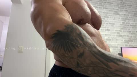 couplemuscle40 online show from April 7, 1:39 am