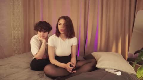 Snapshot of couplesilk chatting on October 3, 8:00 am Hey hey We are Bonnie and Jessica online show from October 3, 8:00 am