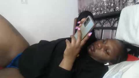 Snapshot of cozy_dion chatting on October 5, 11:35 pm Erykah online show from October 5, 11:35 pm