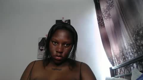 Snapshot of cozy_dion chatting on October 25, 10:34 am Erykah online show from October 25, 10:34 am