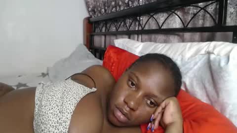 Snapshot of cozy_dion chatting on October 25, 10:37 pm Erykah online show from October 25, 10:37 pm