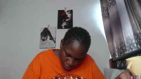 Snapshot of cozy_dion chatting on October 31, 10:49 am Erykah online show from October 31, 10:49 am