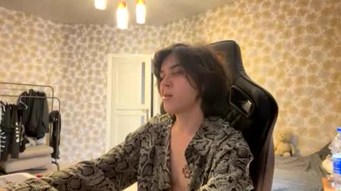 Snapshot of crazyskinnyyy chatting on June 2, 1:13 pm skinnybimmy online show from June 2, 1:13 pm