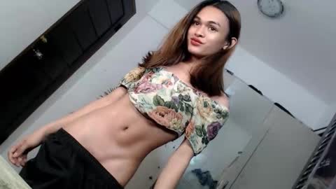 Snapshot of creamy_delilah chatting on December 14, 5:07 pm Delilah online show from December 14, 5:07 pm
