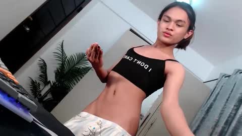 Snapshot of creamy_delilah chatting on March 22, 9:02 am Delilah online show from March 22, 9:02 am