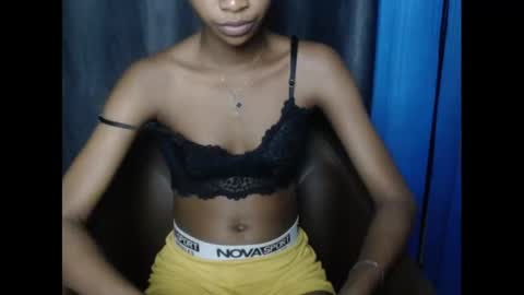 Snapshot of creamyxmuffin chatting on February 24, 11:19 pm creamyxmuffin online show from February 24, 11:19 pm
