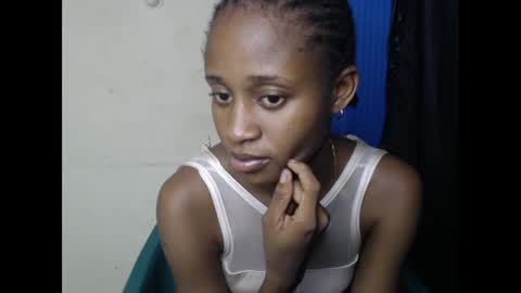 Snapshot of creamyxmuffin chatting on February 27, 2:21 am creamyxmuffin online show from February 27, 2:21 am