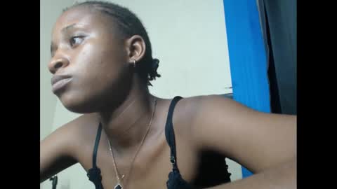 Snapshot of creamyxmuffin chatting on March 2, 1:04 am creamyxmuffin online show from March 2, 1:04 am