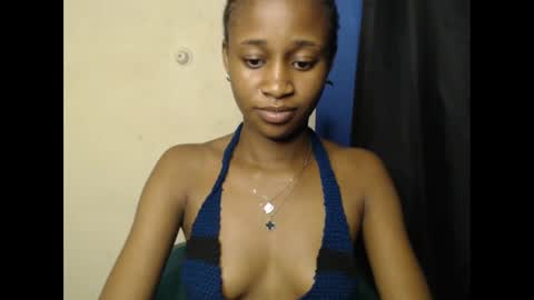 Snapshot of creamyxmuffin chatting on March 3, 1:21 am creamyxmuffin online show from March 3, 1:21 am