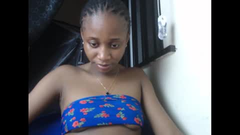 Snapshot of creamyxmuffin chatting on March 5, 7:49 pm creamyxmuffin online show from March 5, 7:49 pm