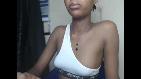 Snapshot of creamyxmuffin chatting on March 7, 2:46 am creamyxmuffin online show from March 7, 2:46 am