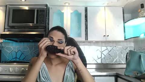Snapshot of crisozzz chatting on May 28, 5:43 pm Cristina Onazis online show from May 28, 5:43 pm