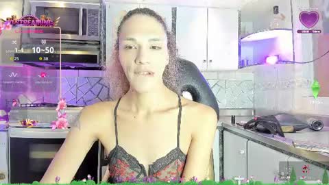 Snapshot of crisozzz chatting on June 11, 5:44 pm Cristina Onazis online show from June 11, 5:44 pm